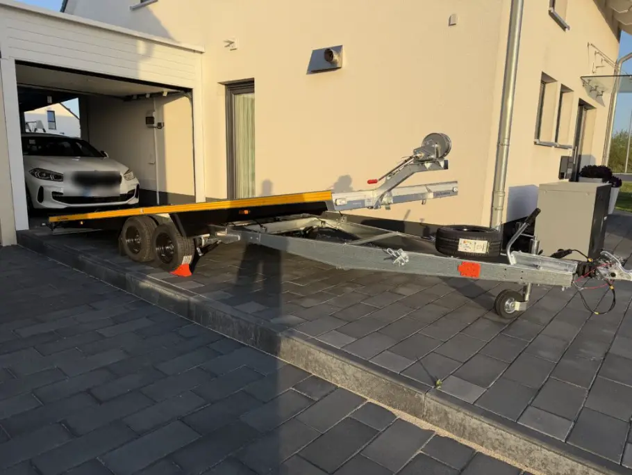 Autotransporter beim Abschleppen eines nicht fahrbereiten Fahrzeugs