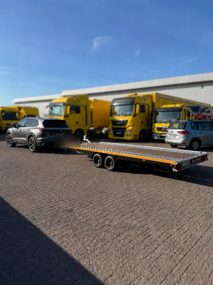 Unfallfahrzeug auf dem Autotransporter