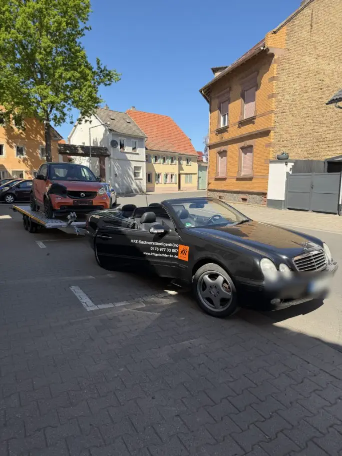 Fahrzeugtransport eines Unfallwagens vom Unfallort