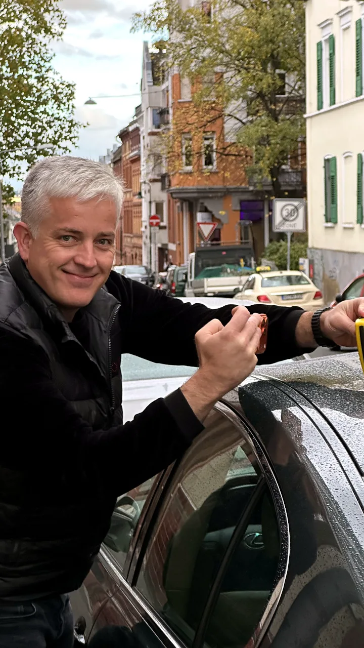 Kfz-Gutachter Adam Spiczak bei der Besichtigung eines Unfallfahrzeugs