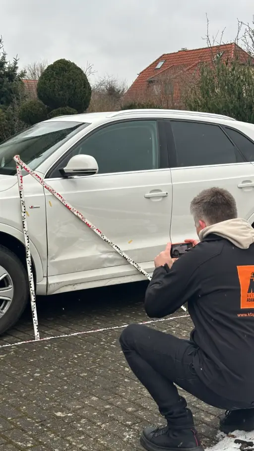 Begutachtung des Unfallschadens vor Ort durch den Kfz-Sachverständigen