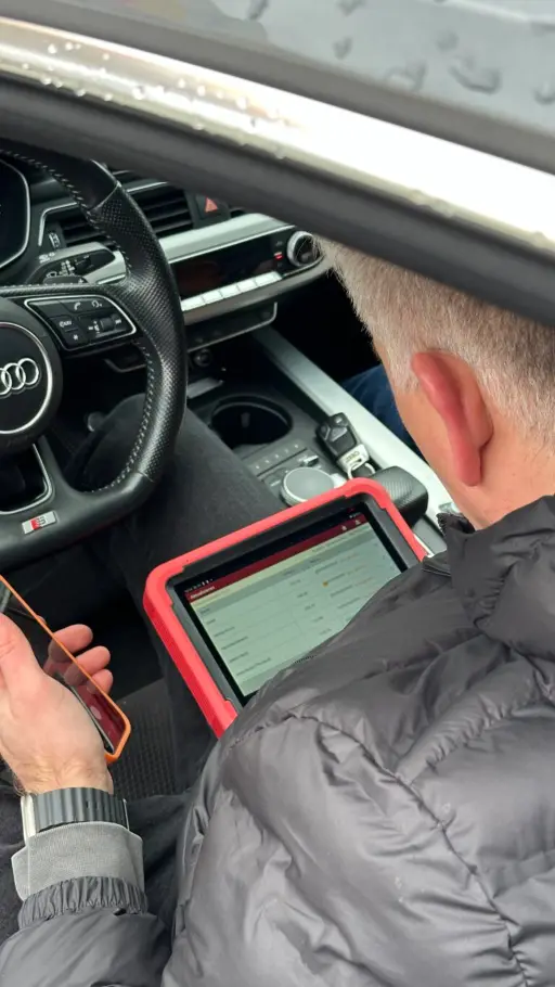 Fahrzeugdiagnose mit Diagnosegerät im Rahmen des Kfz-Gutachtens
