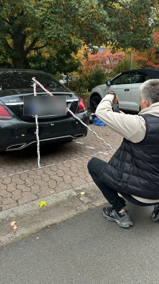 Kfz-Gutachter bei der Schadensvermessung am Unfallfahrzeug