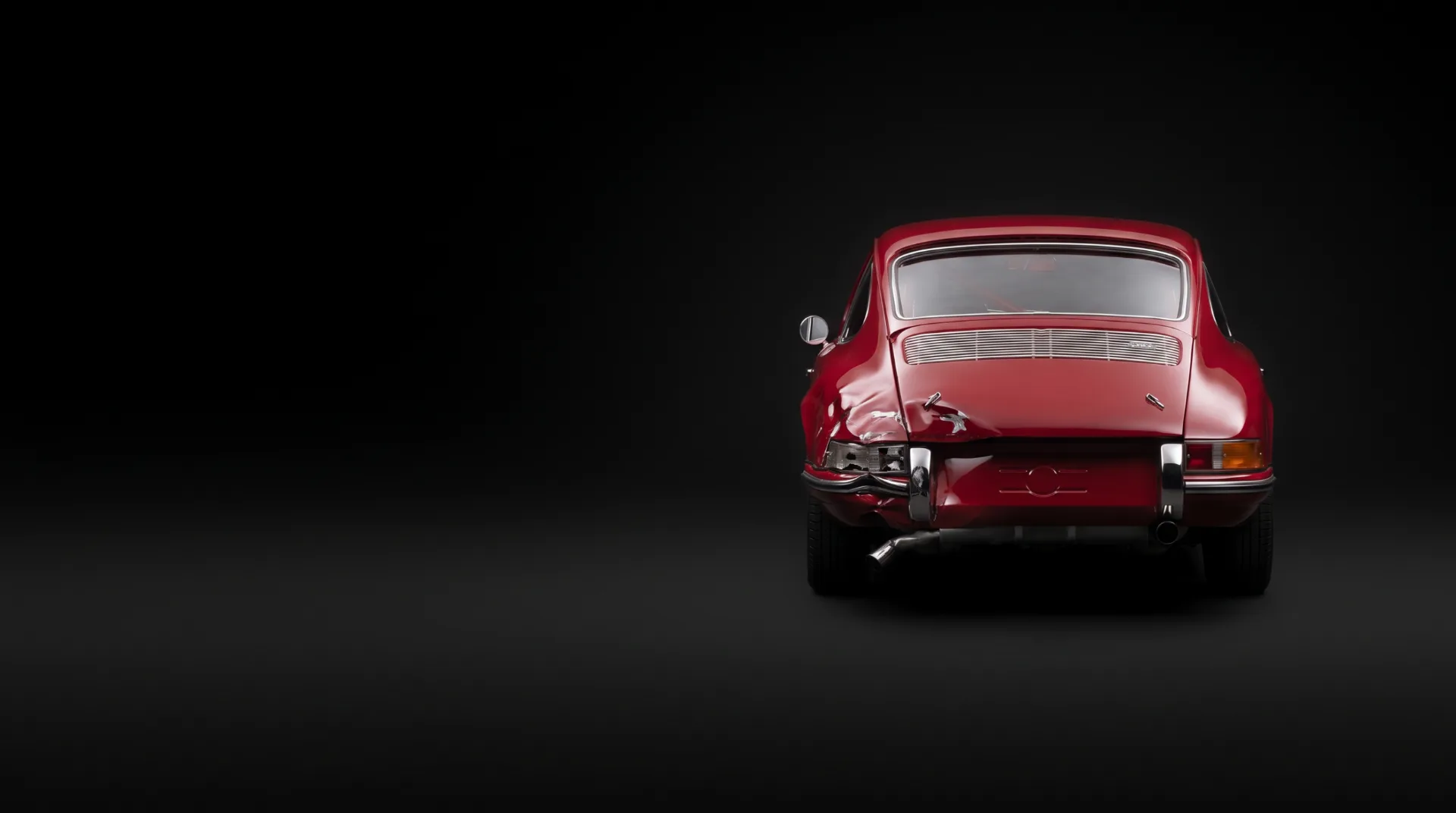 Roter Porsche 911 von hinten nach einem Heckaufprall