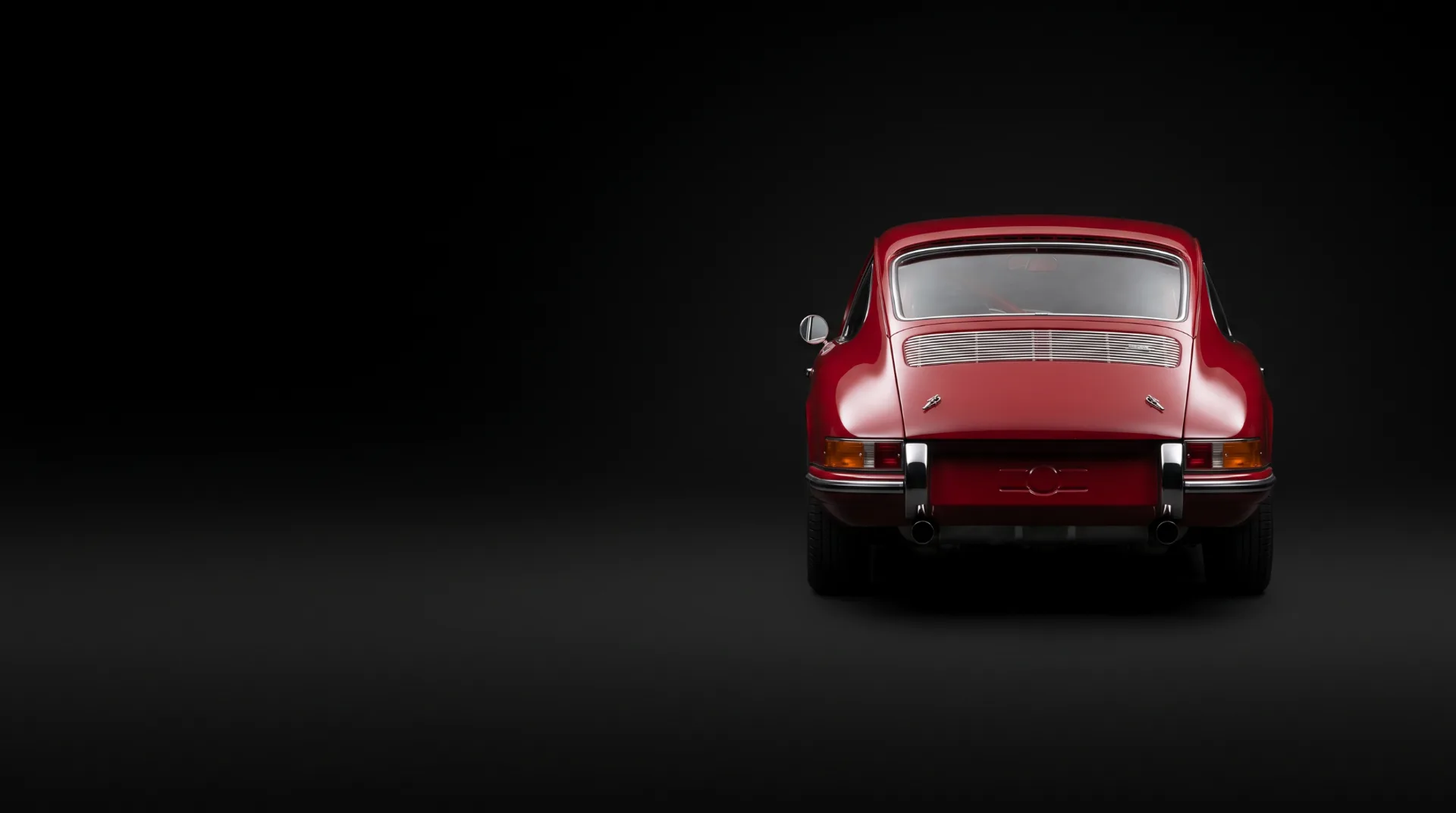 Roter Porsche 911 von hinten vor dem Unfall